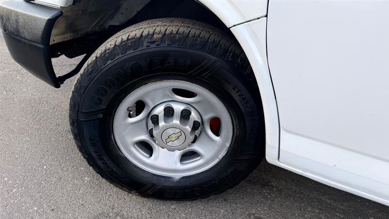 Used 2011 Chevrolet Express 2500 RWD image 21