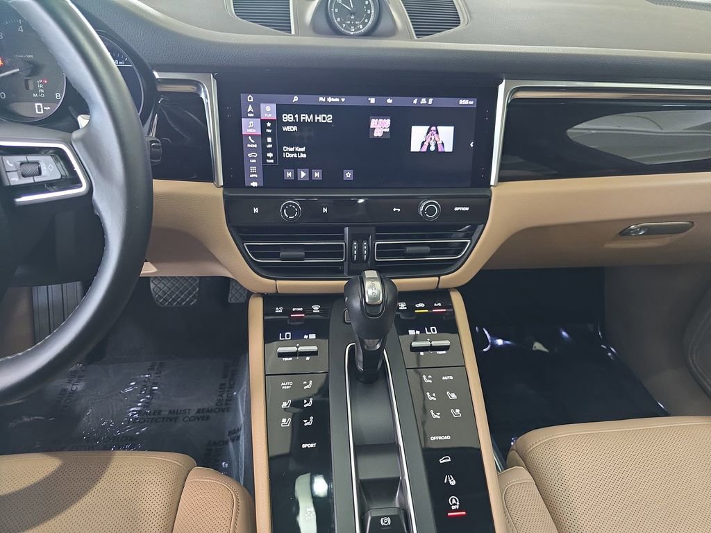 Used 2022 Porsche Macan AWD/4WD image 23