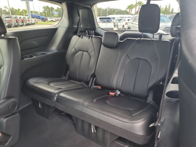 Used 2025 Chrysler Pacifica Select FWD image 15