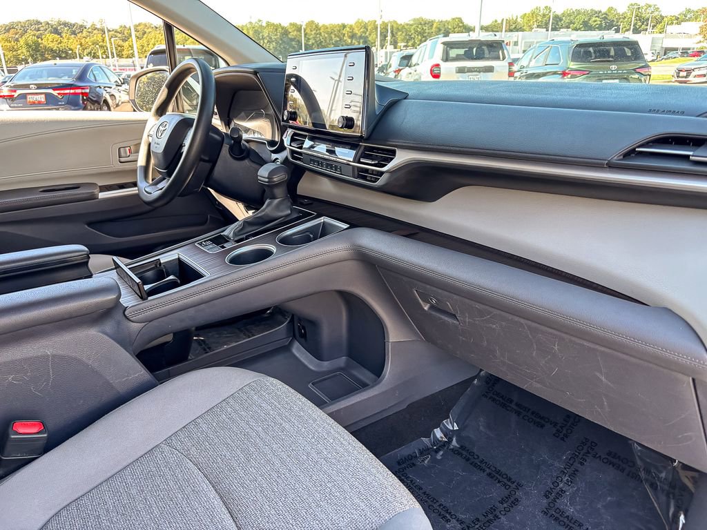 Used 2023 Toyota Sienna LE image 35