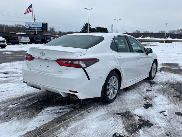 Used 2023 Toyota Camry SE image 3