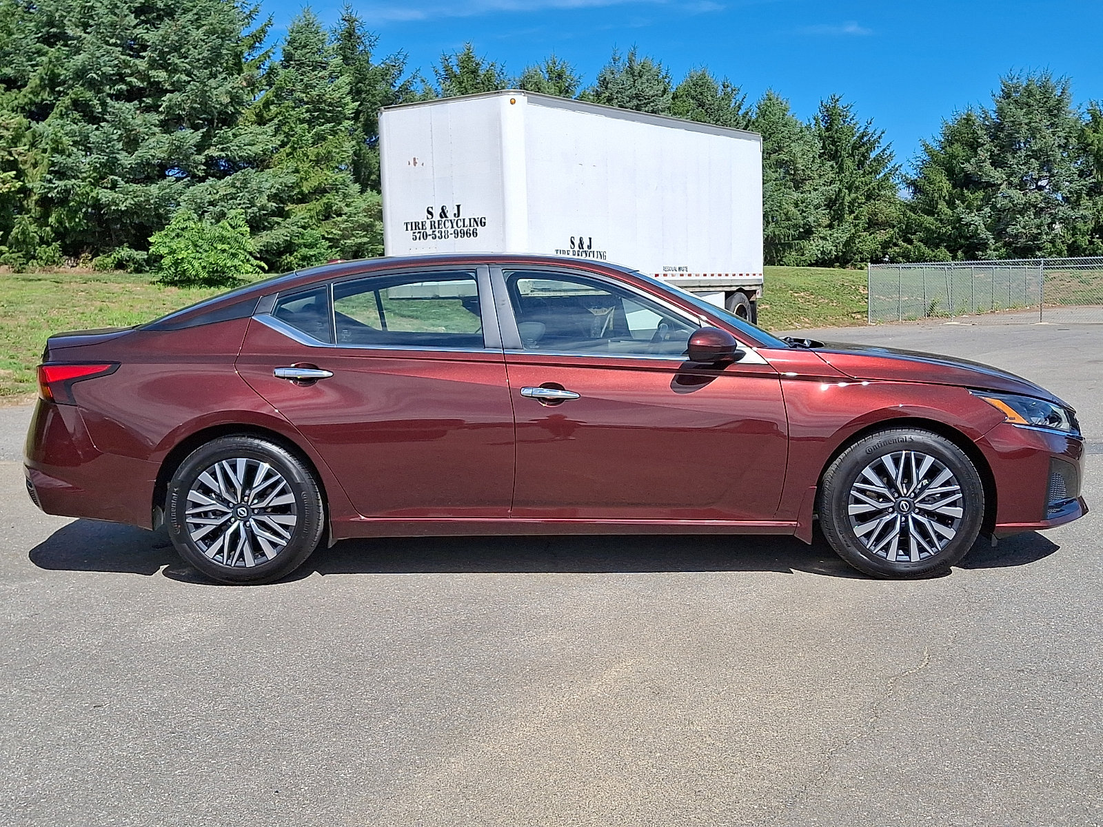 Used 2024 Nissan Altima 2.5 SV w/ SV Premium Package FWD image 9