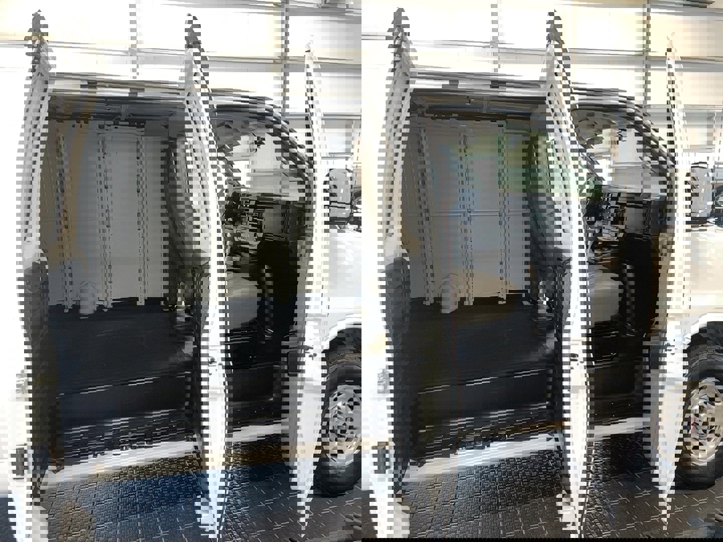 Used 2025 GMC Savana 3500 Extended RWD image 10