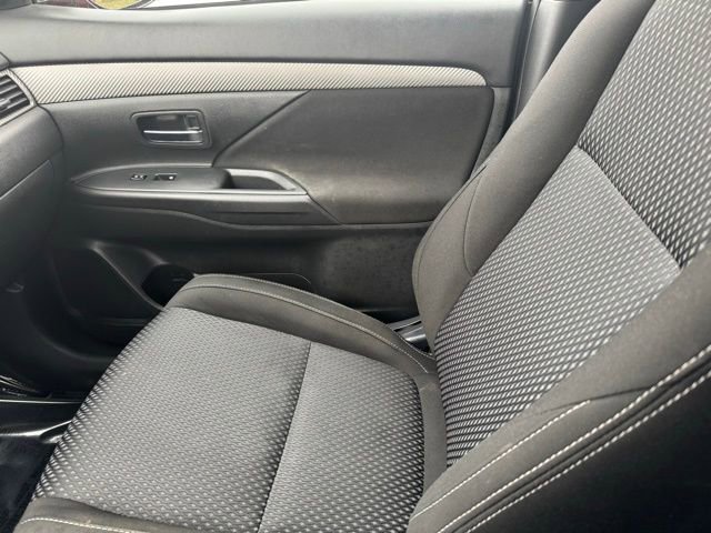 Used 2018 Mitsubishi Outlander SE image 21