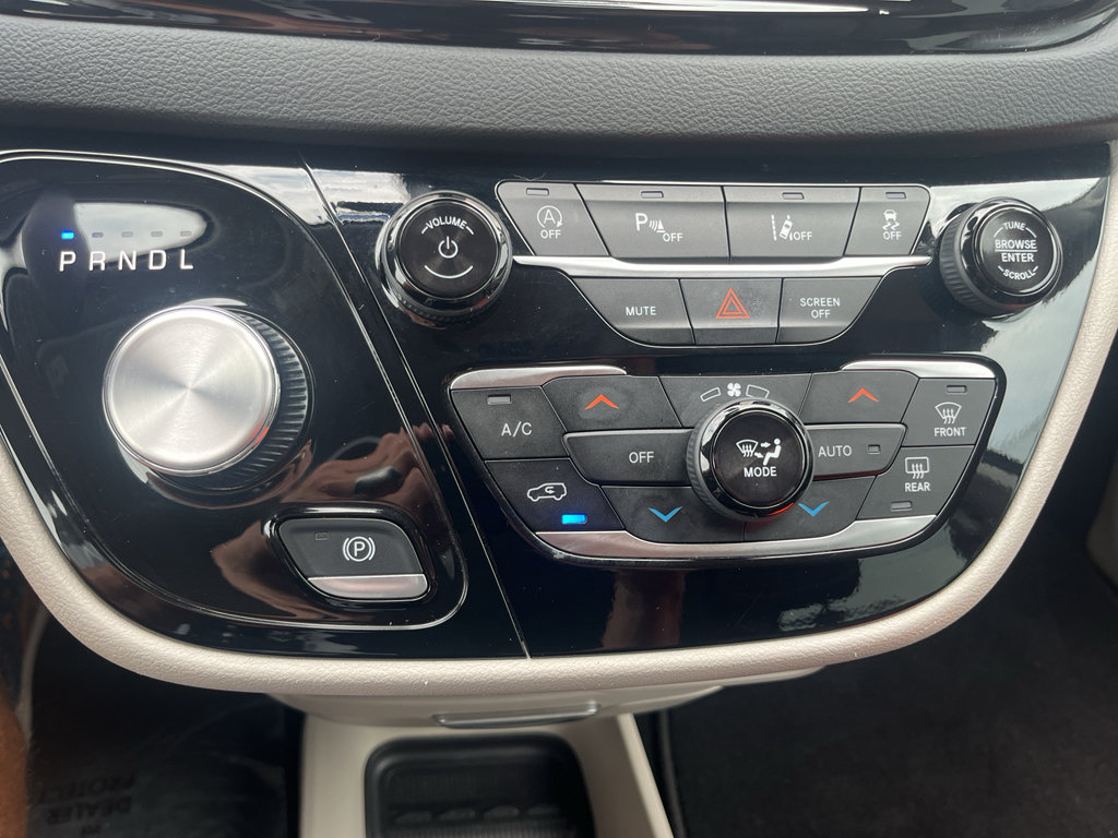 Used 2024 Chrysler Pacifica Touring-L FWD image 22