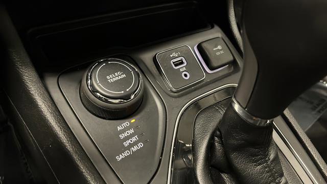 Used 2021 Jeep Cherokee Limited AWD/4WD image 34