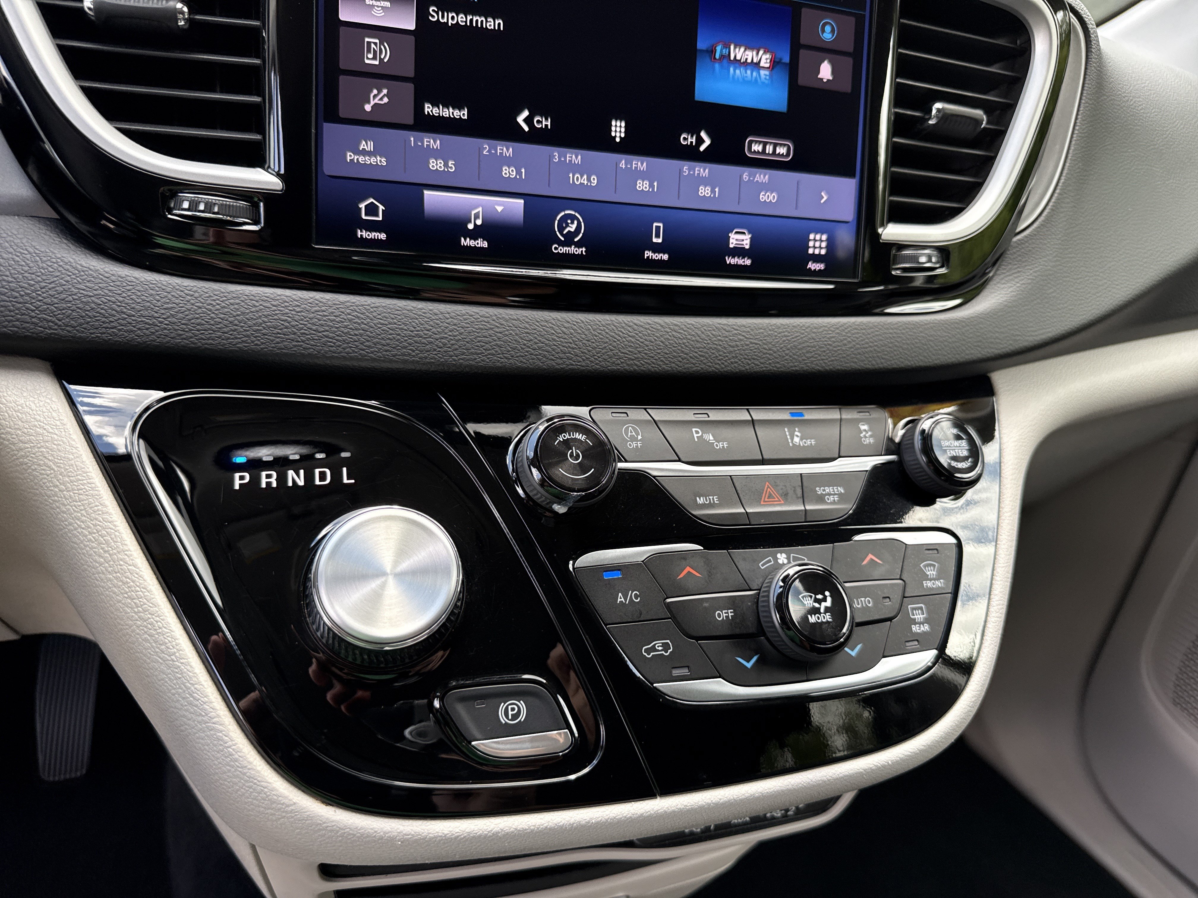 Used 2024 Chrysler Pacifica Touring-L FWD image 25