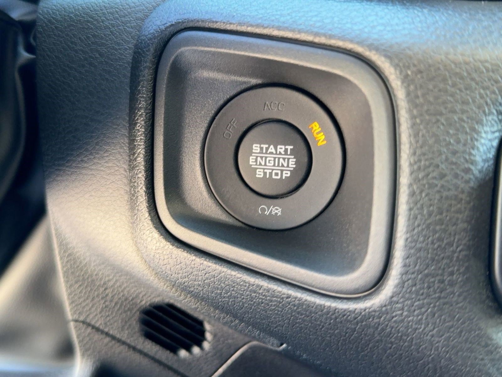 New 2025 Jeep Gladiator Sport image 28