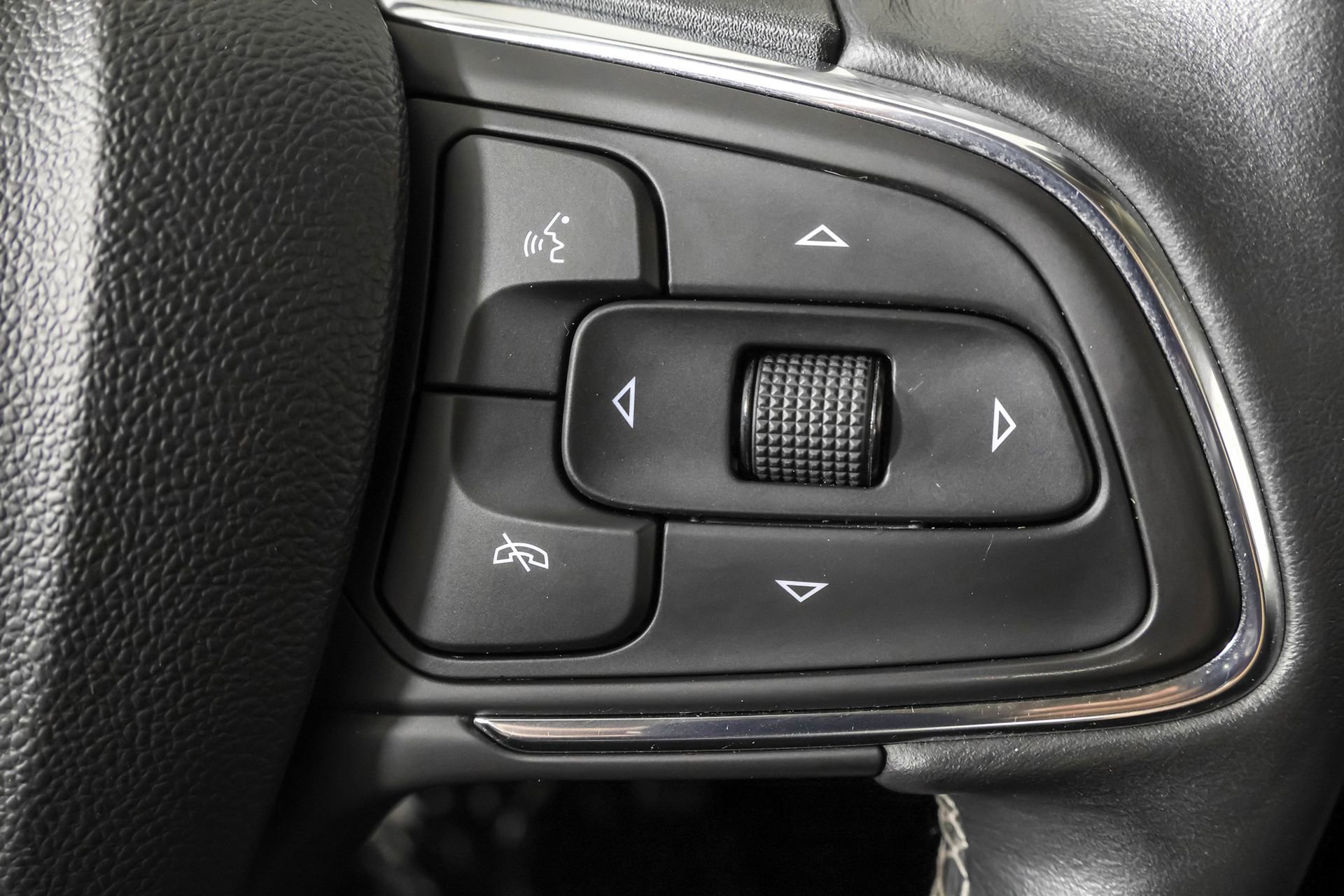 Used 2023 Buick Envision Essence w/ Sport Touring Package image 30