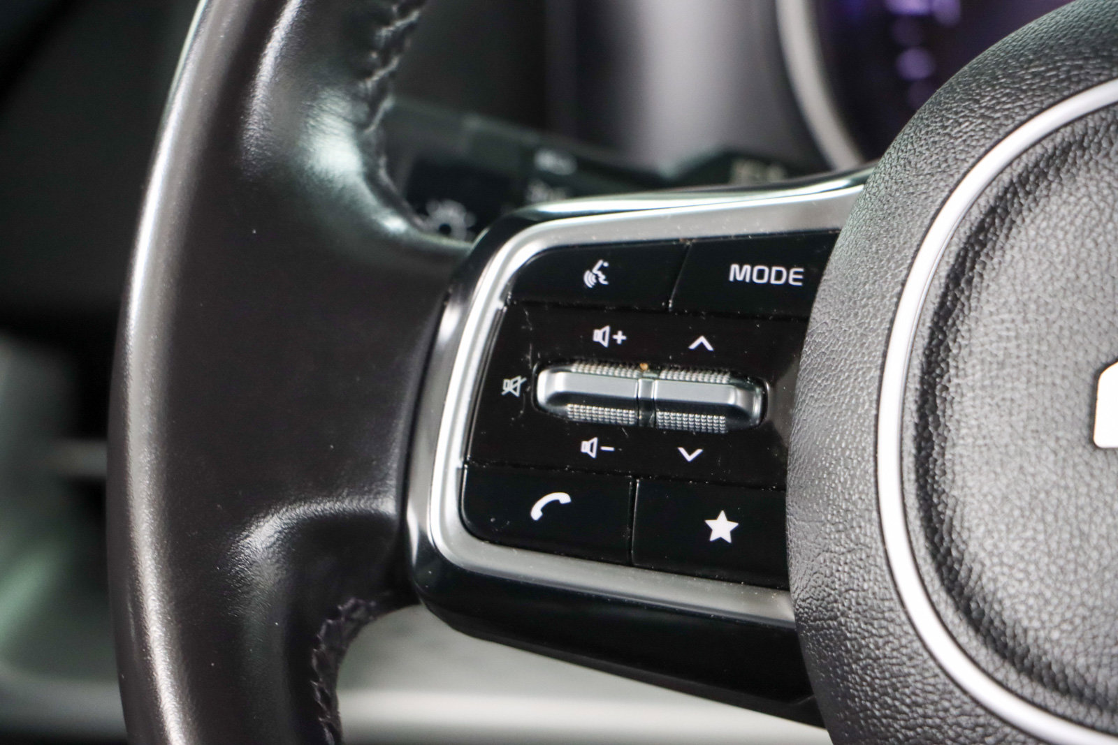 Used 2024 Kia Carnival LX image 13