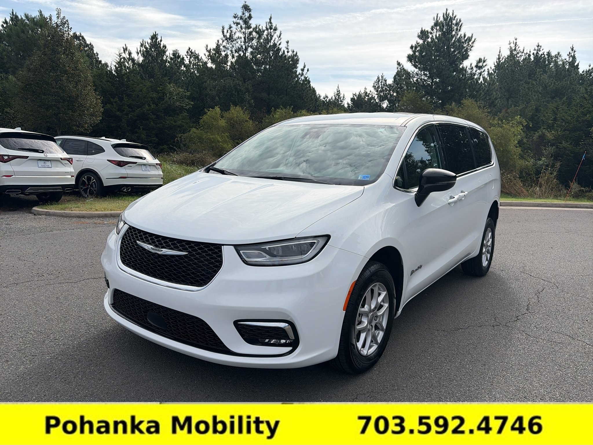 Used 2024 Chrysler Pacifica Touring-L FWD image 3