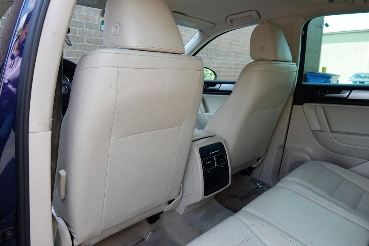 Used 2012 Volkswagen Touareg Sport image 33