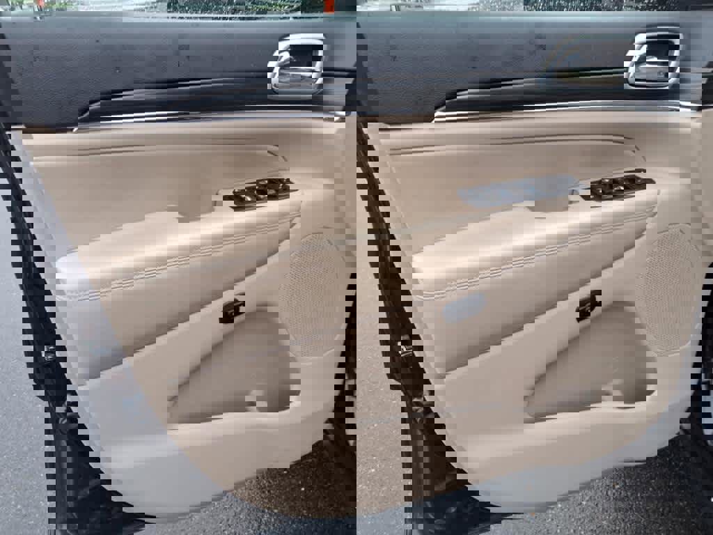 Used 2019 Jeep Grand Cherokee Limited image 10