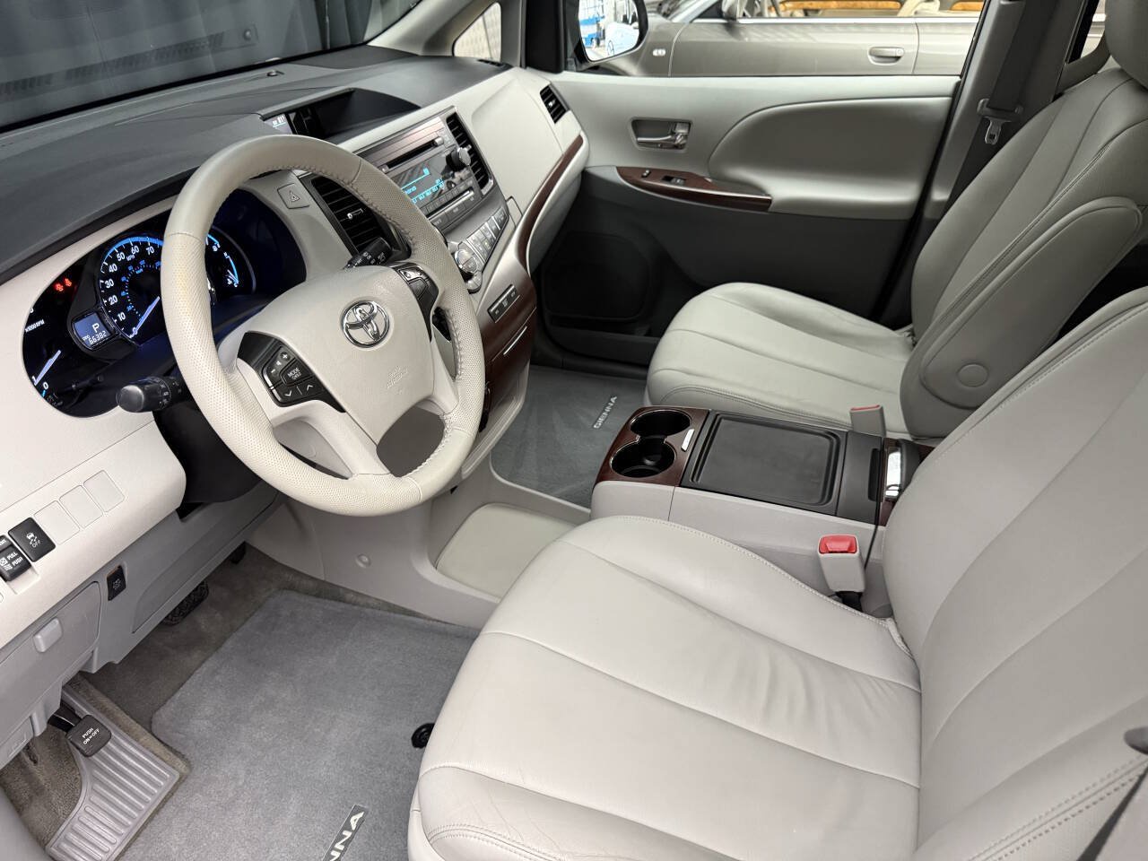 Used 2014 Toyota Sienna XLE AWD/4WD image 23