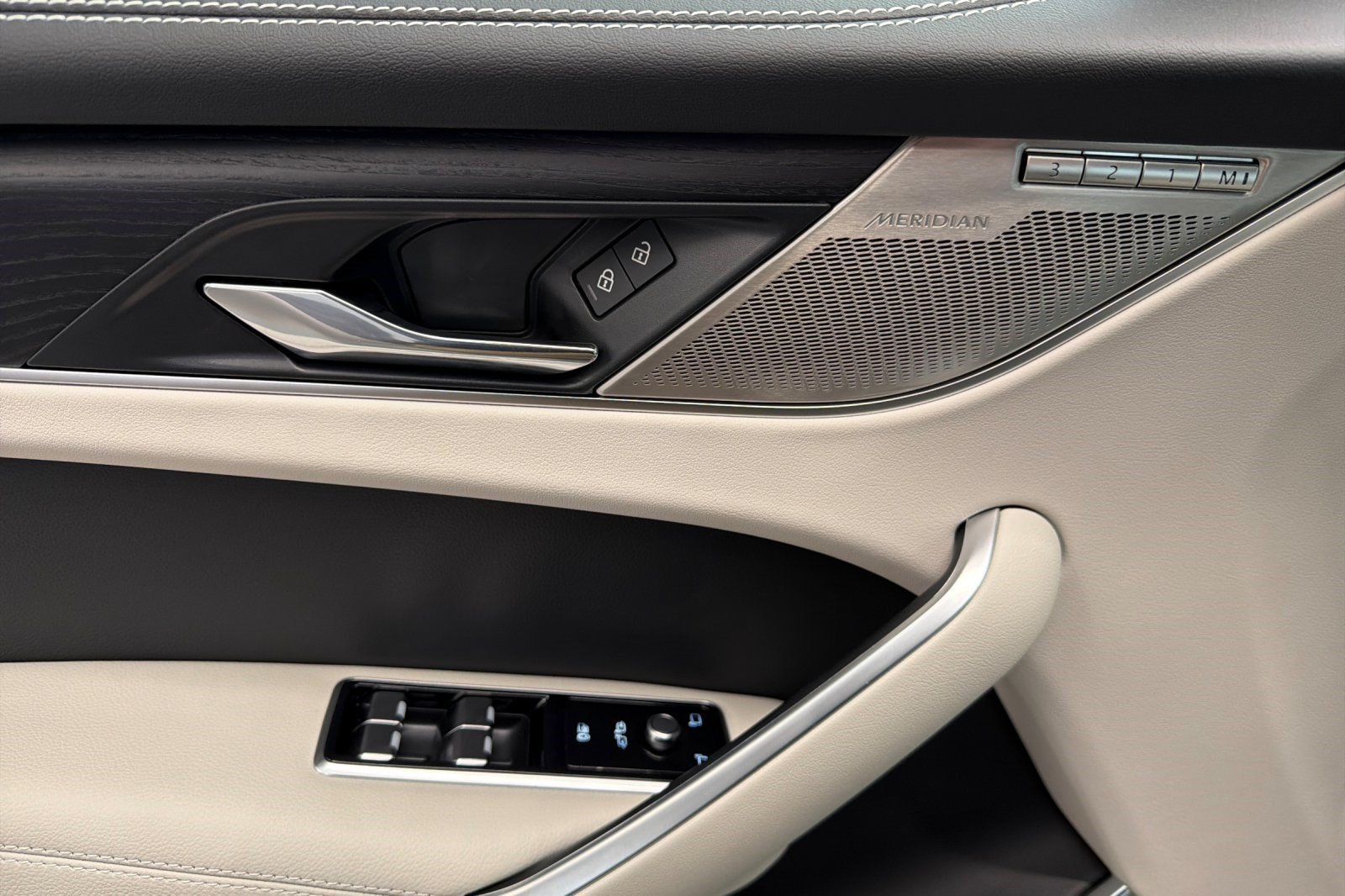 New 2025 Jaguar F-PACE R-Dynamic S AWD/4WD image 14