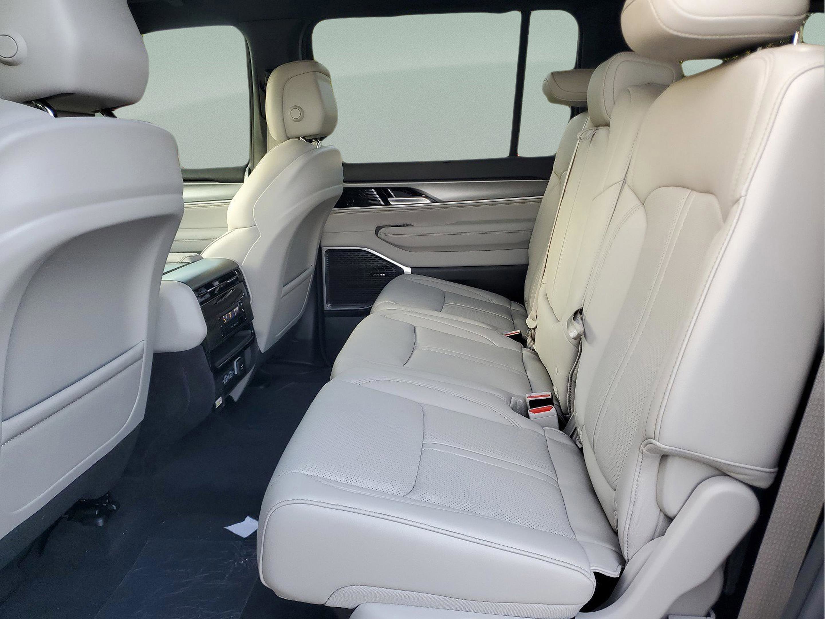 New 2025 Jeep Wagoneer L Series III w/ 8-pass Seating Package image 8