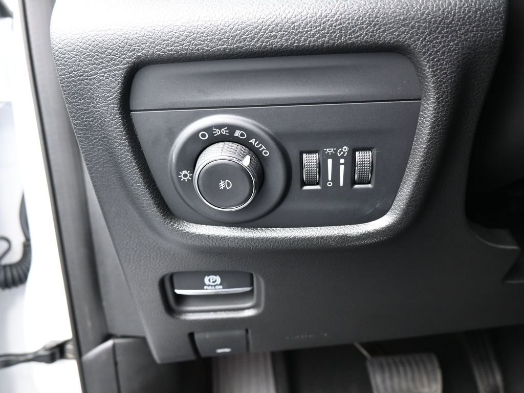 Used 2024 Jeep Grand Cherokee Limited RWD image 36