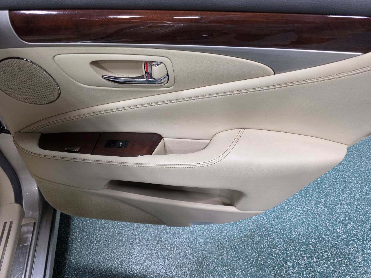 Used 2013 Lexus LS 460 w/ Comfort Pkg RWD image 22