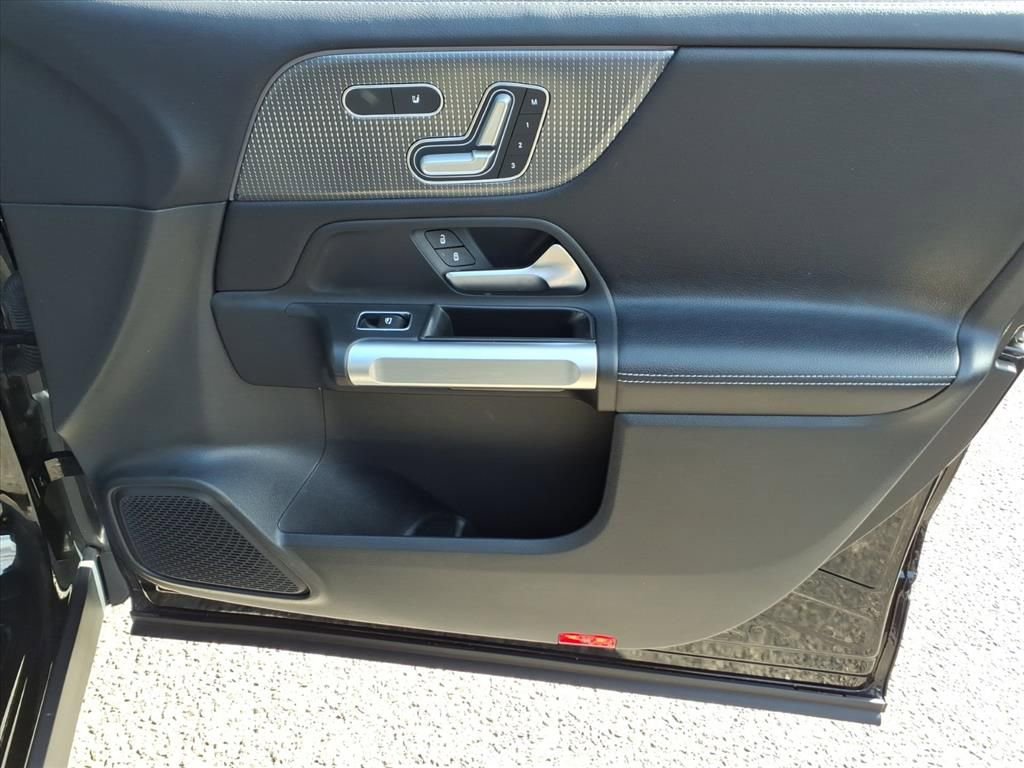 Used 2021 Mercedes-Benz GLB 250 4MATIC image 9