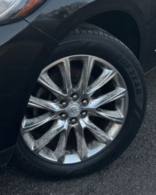 Used 2018 Buick Enclave Essence image 2