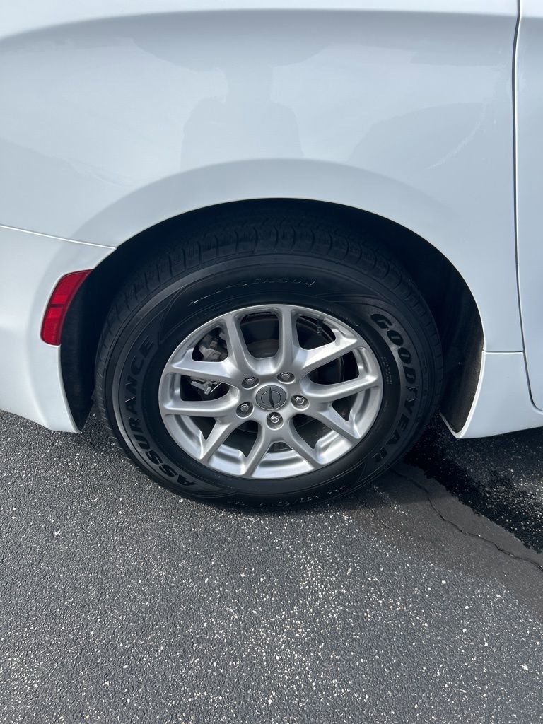 Used 2023 Chrysler Pacifica Touring-L image 19