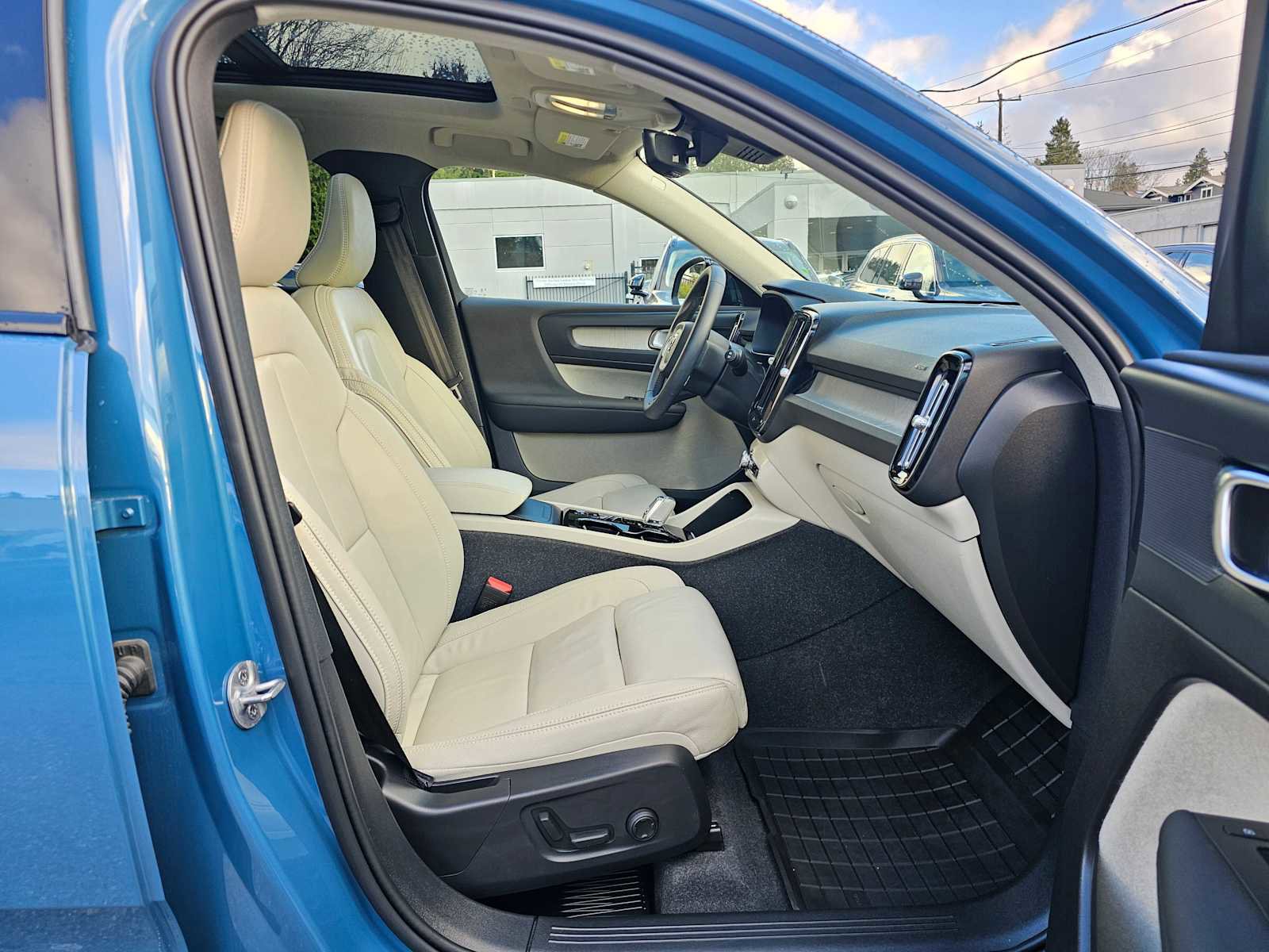 Certified 2024 Volvo XC40 B5 Plus w/ Protection Package Premier image 10