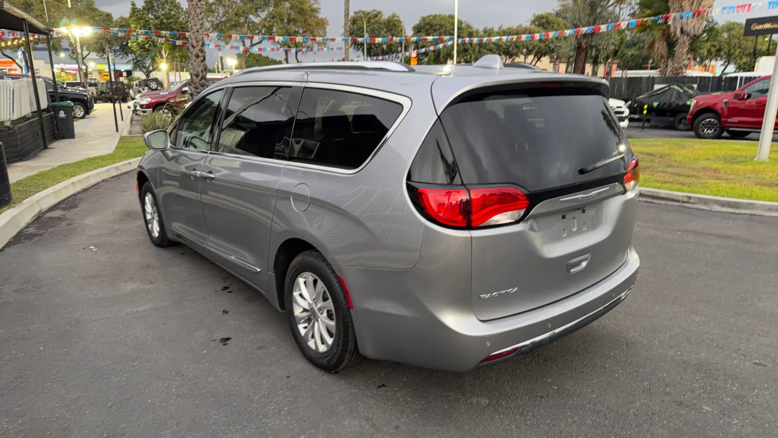 Used 2018 Chrysler Pacifica Touring-L image 6