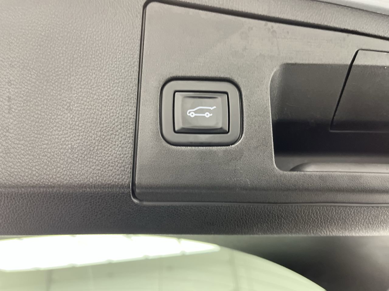 Used 2021 Cadillac XT4 Luxury w/ Cold Weather Package image 31