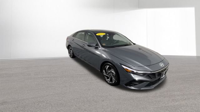 Certified 2025 Hyundai Elantra SEL FWD image 3