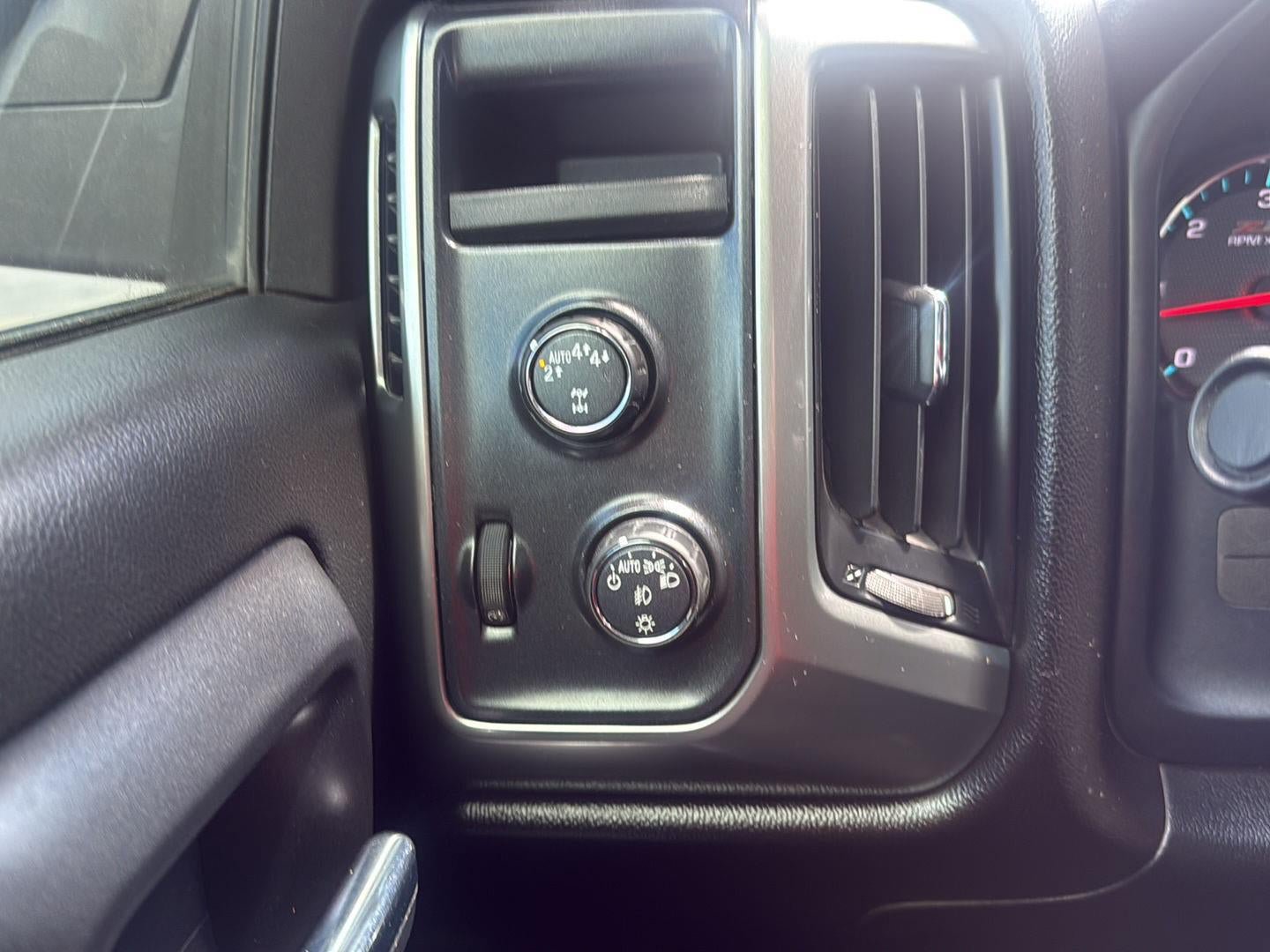 Used 2018 Chevrolet Silverado 1500 LT w/ Texas Edition AWD/4WD image 19