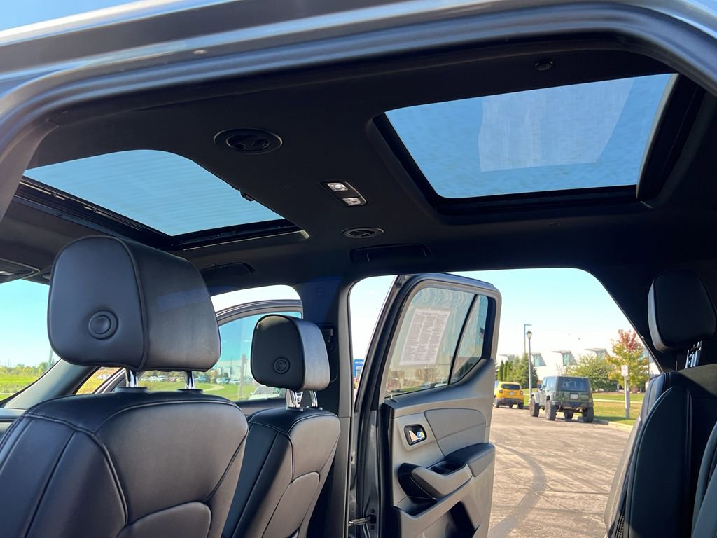 Used 2023 Chevrolet Traverse RS image 40