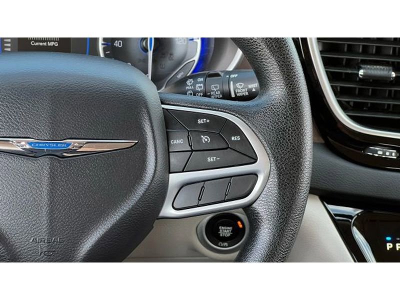 Used 2020 Chrysler Voyager Lxi image 32