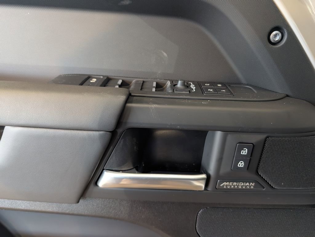 New 2026 Land Rover Defender 130 X-Dynamic SE image 8