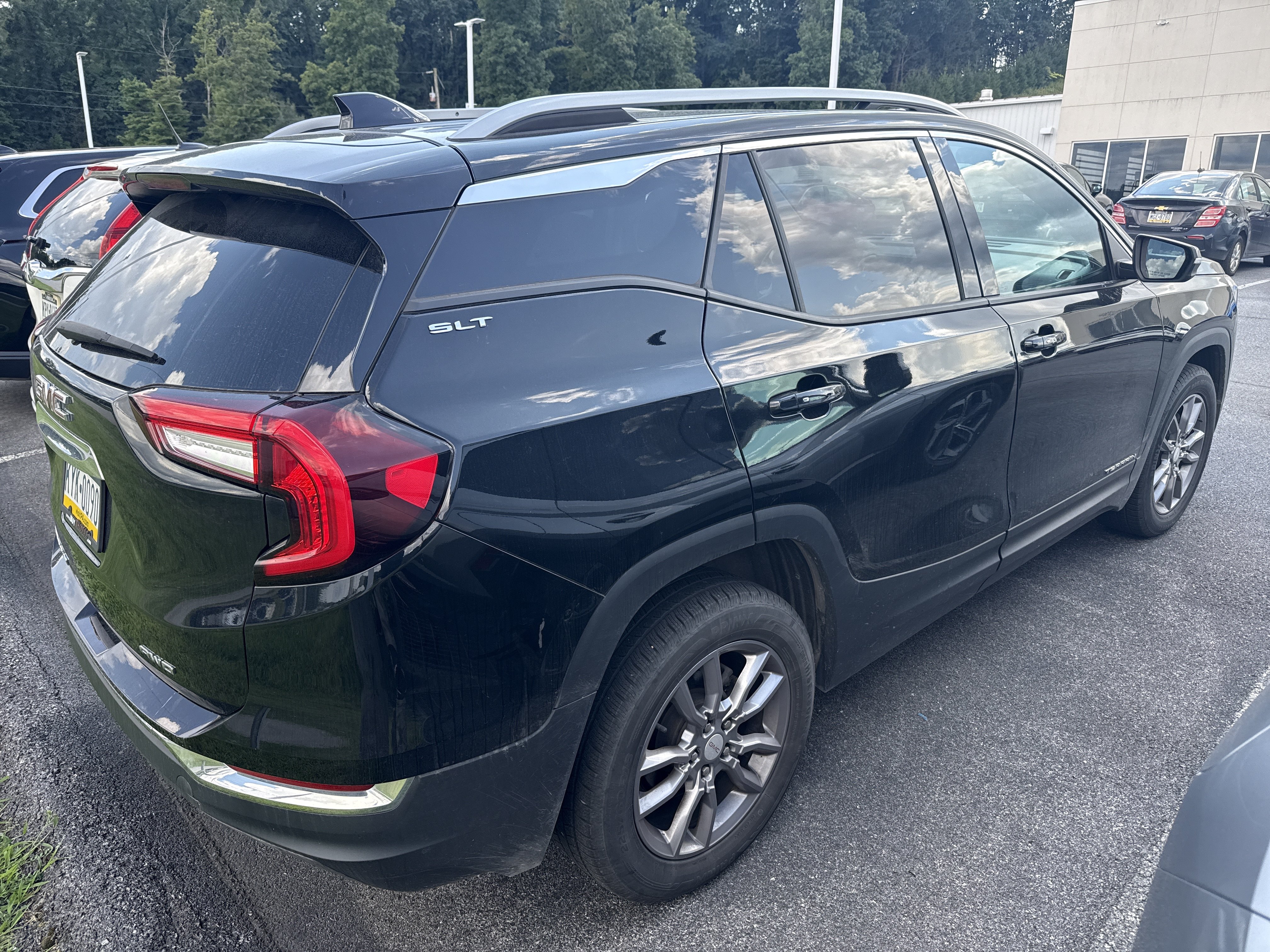 Used 2022 GMC Terrain SLT w/ Infotainment Package II AWD/4WD image 3