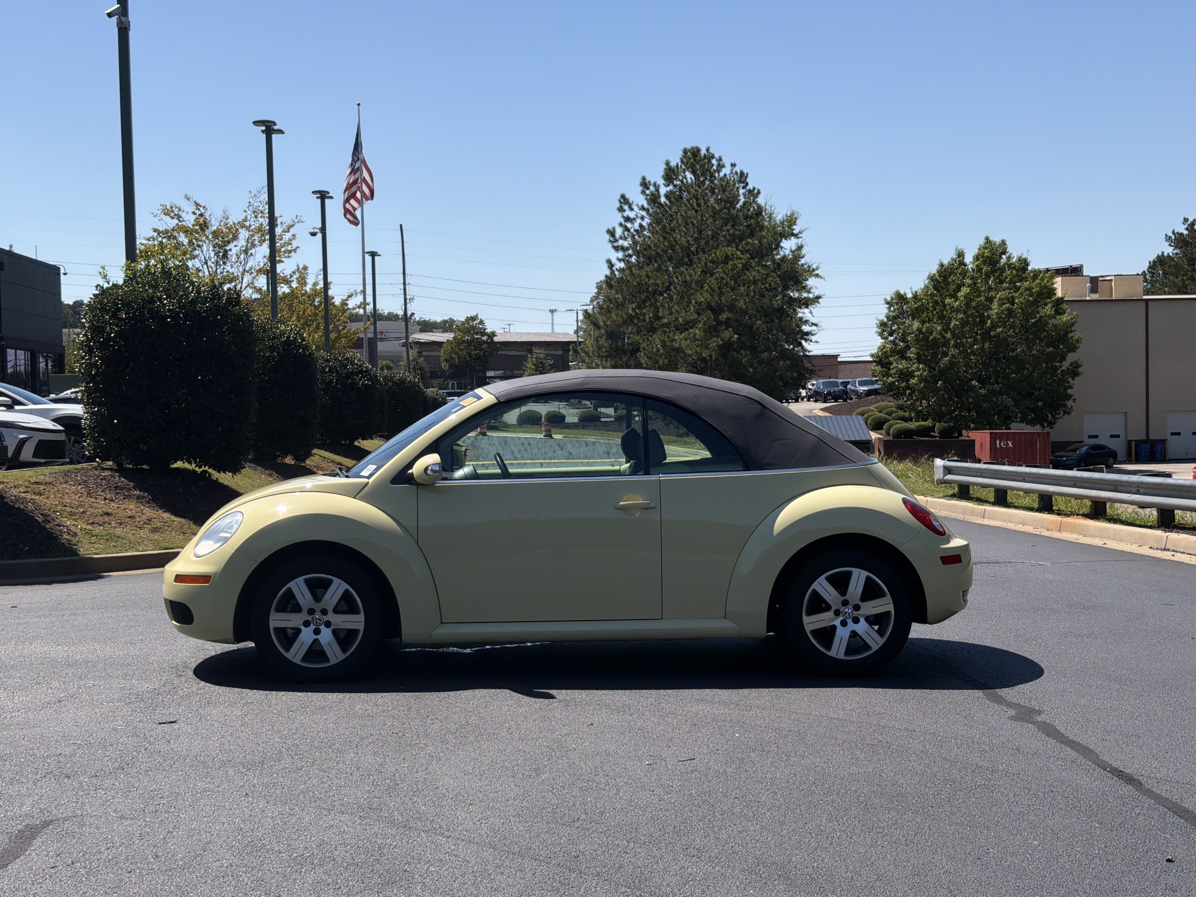 Used 2006 Volkswagen Beetle Convertible w/ Package 1 FWD image 11
