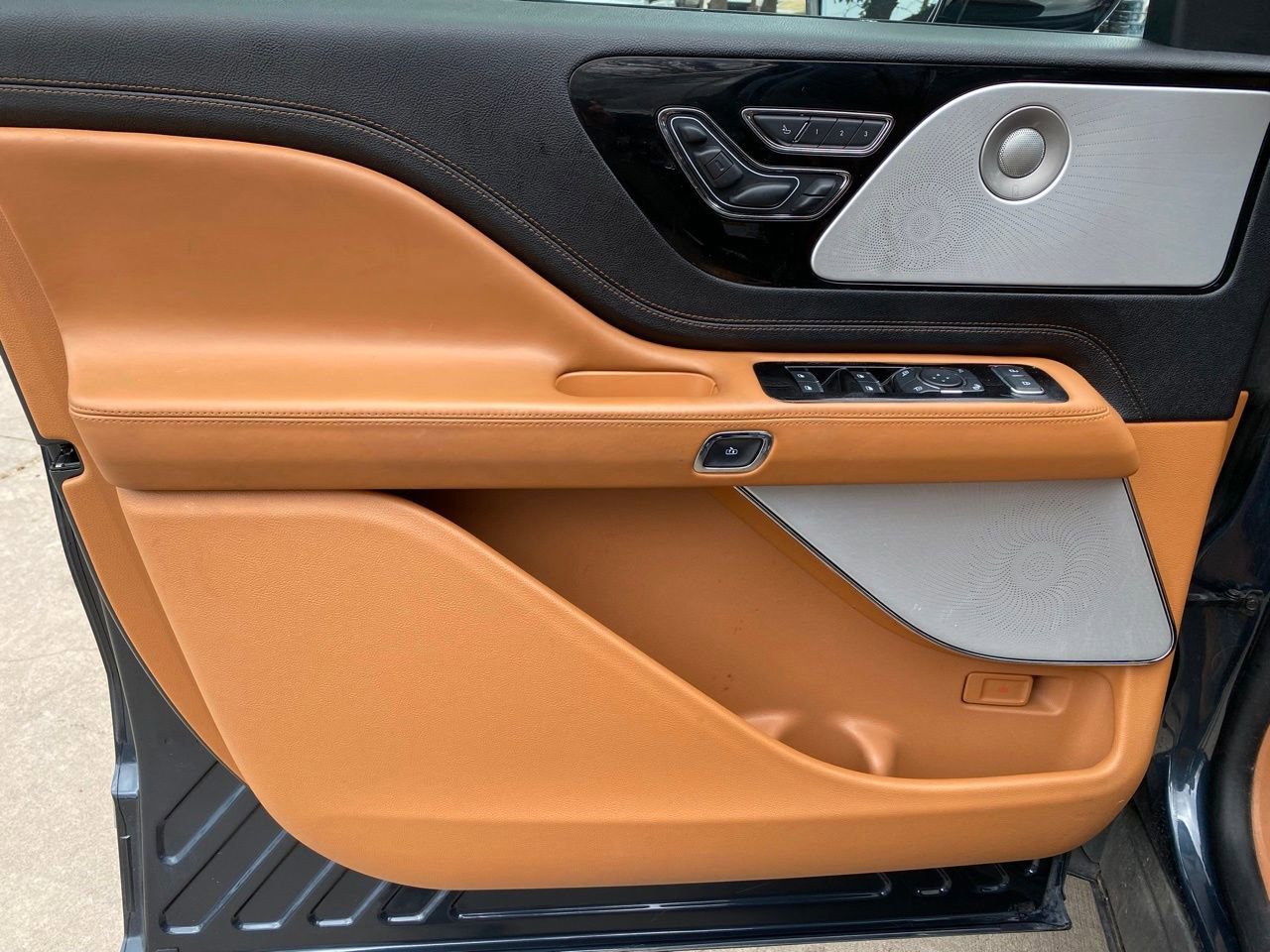 Used 2024 Lincoln Aviator Black Label w/ Dynamic Handling Package image 39