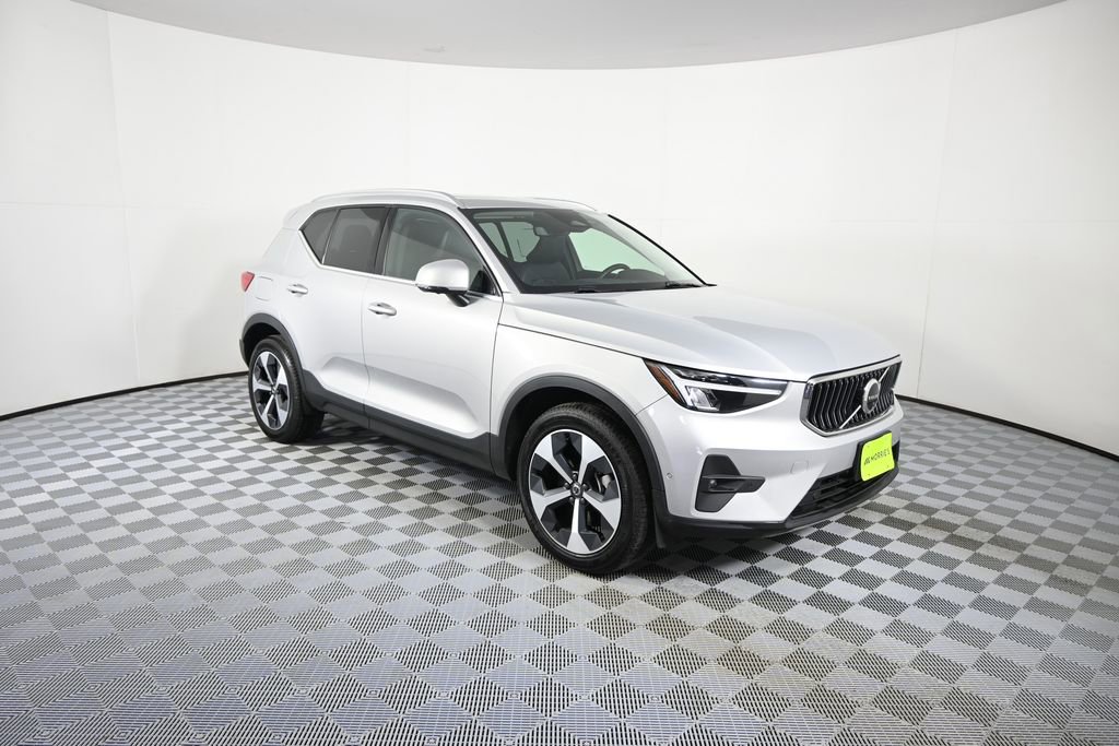 Used 2024 Volvo XC40 B5 Plus AWD/4WD image 9