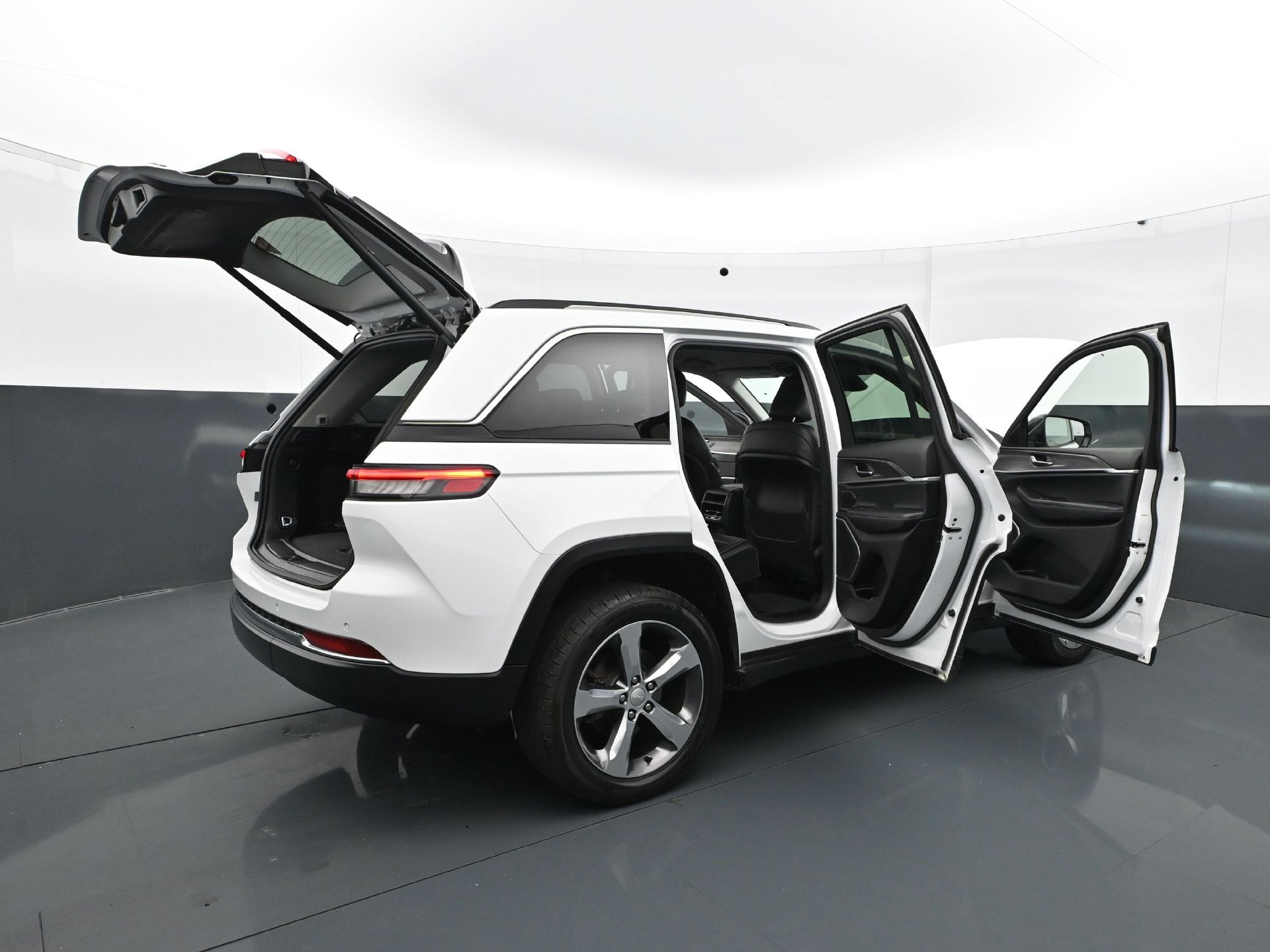 Used 2022 Jeep Grand Cherokee Limited AWD/4WD image 36