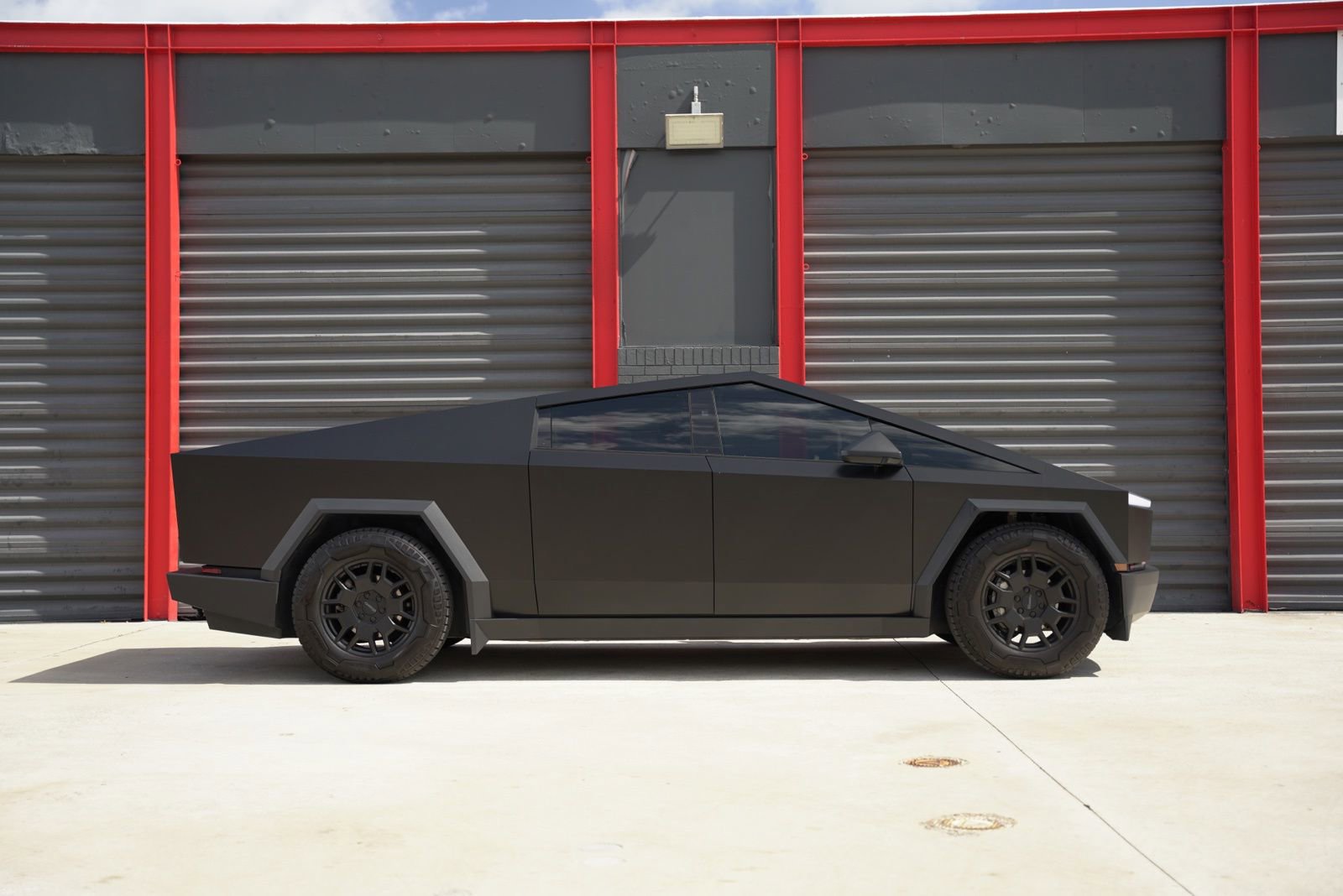 Used 2024 Tesla Cybertruck AWD Crew Cab image 9