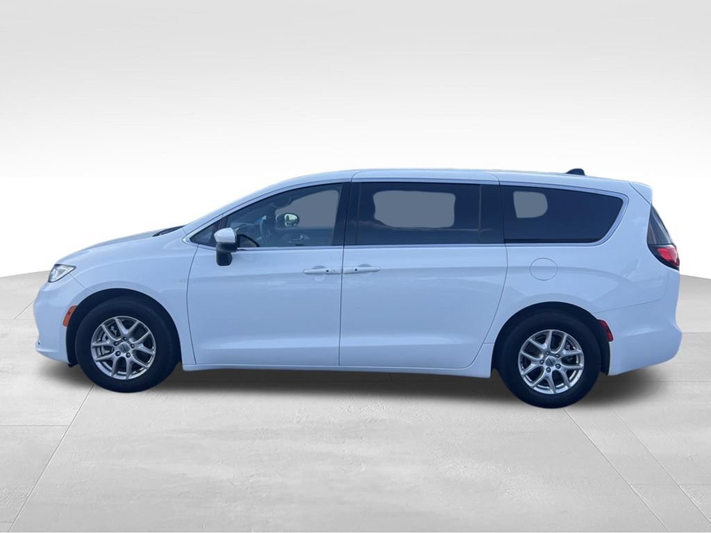Used 2023 Chrysler Pacifica Touring FWD image 4