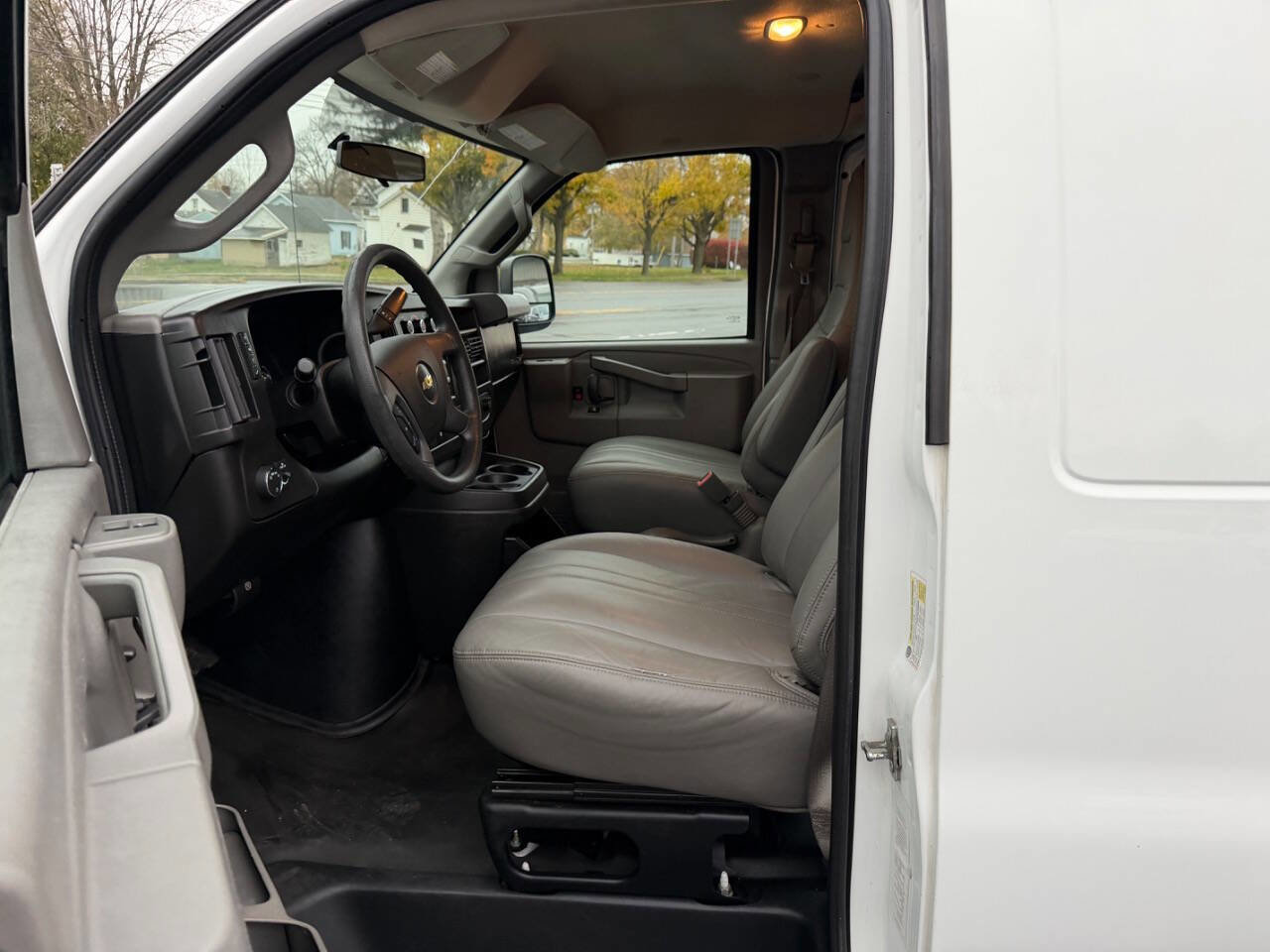 Used 2017 Chevrolet Express 2500 Extended image 9
