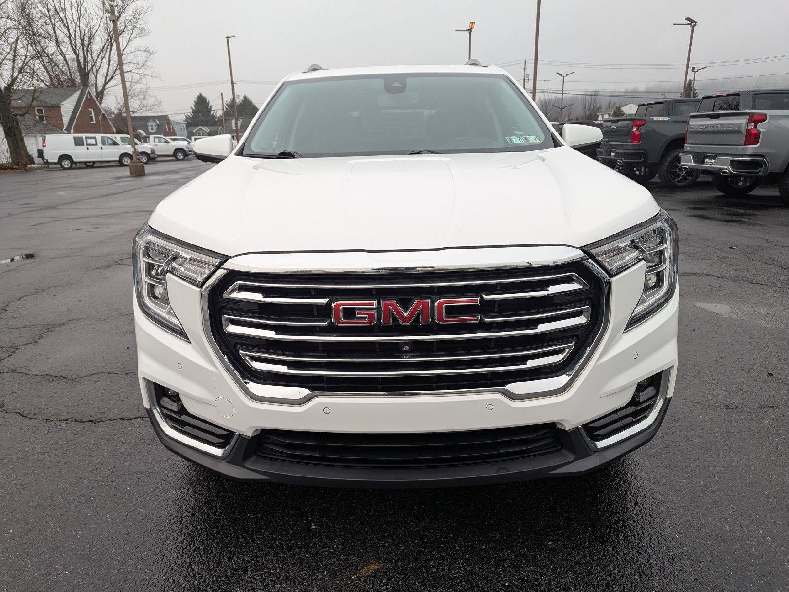 Used 2022 GMC Terrain SLT w/ Infotainment Package II image 2