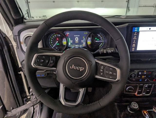 Used 2025 Jeep Wrangler Unlimited Sahara AWD/4WD image 15