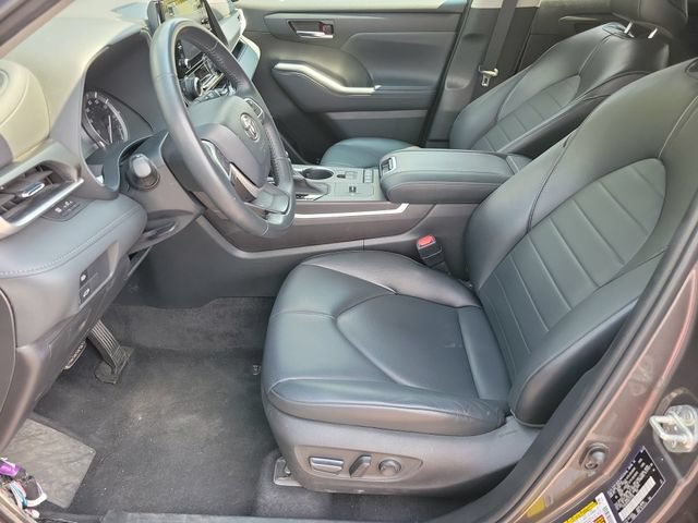 Used 2022 Toyota Highlander XLE FWD image 12