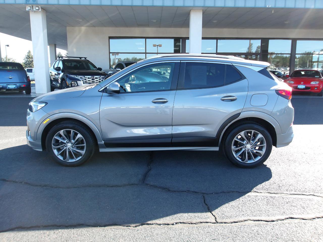 Used 2023 Buick Encore GX Select w/ Sport Touring Package FWD image 2