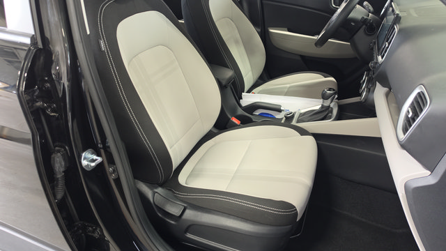 Certified 2025 Hyundai Venue SEL FWD image 24