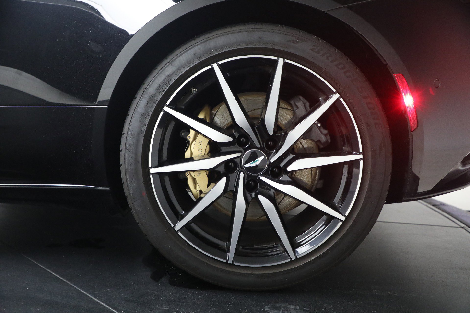 Used 2020 Aston Martin DB11 Volante image 28