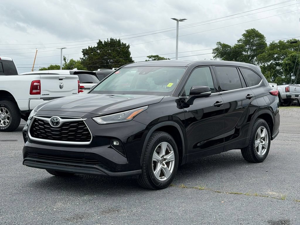 Used 2022 Toyota Highlander LE FWD image 9