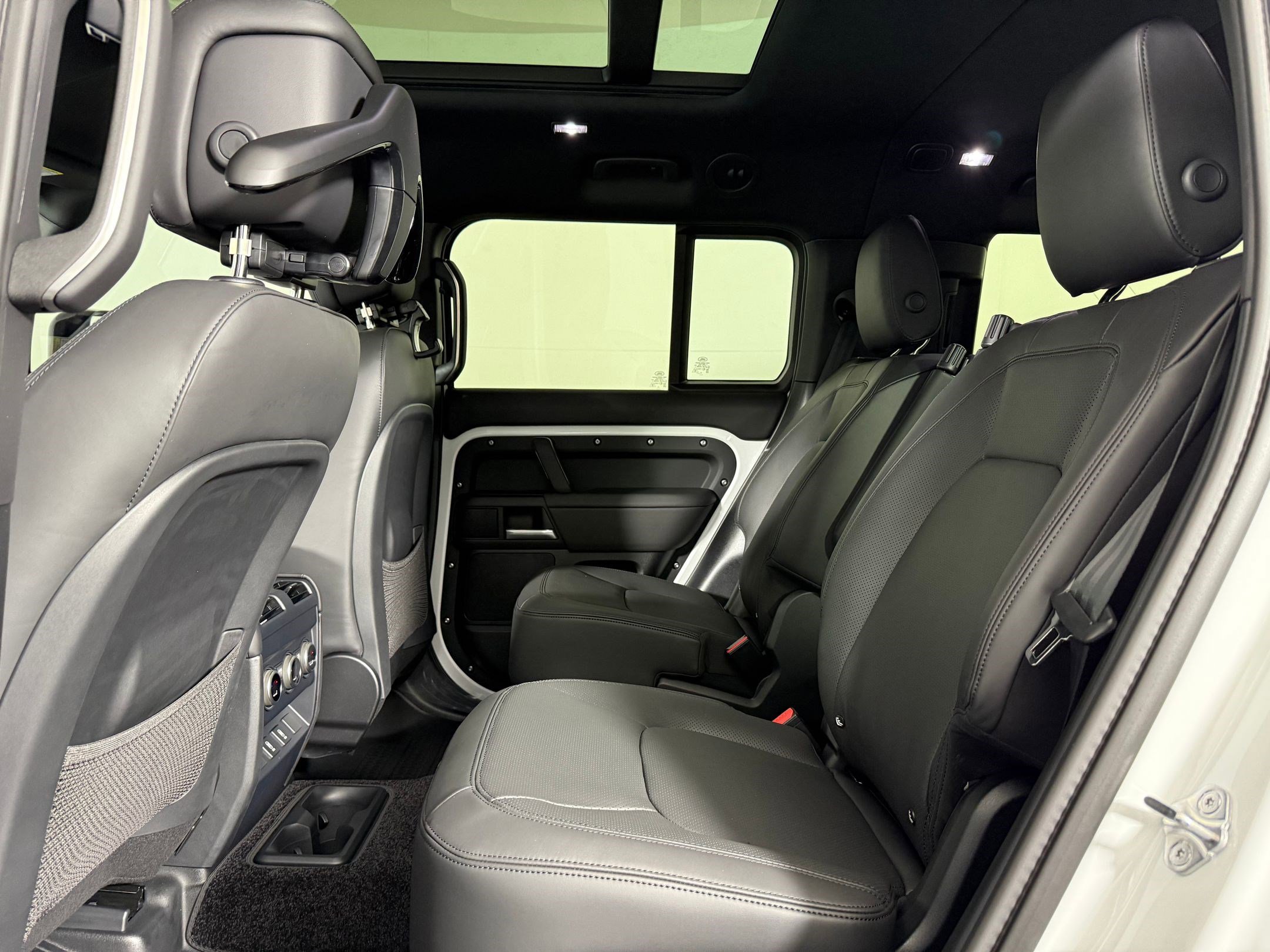 New 2026 Land Rover Defender 130 X-Dynamic SE image 14