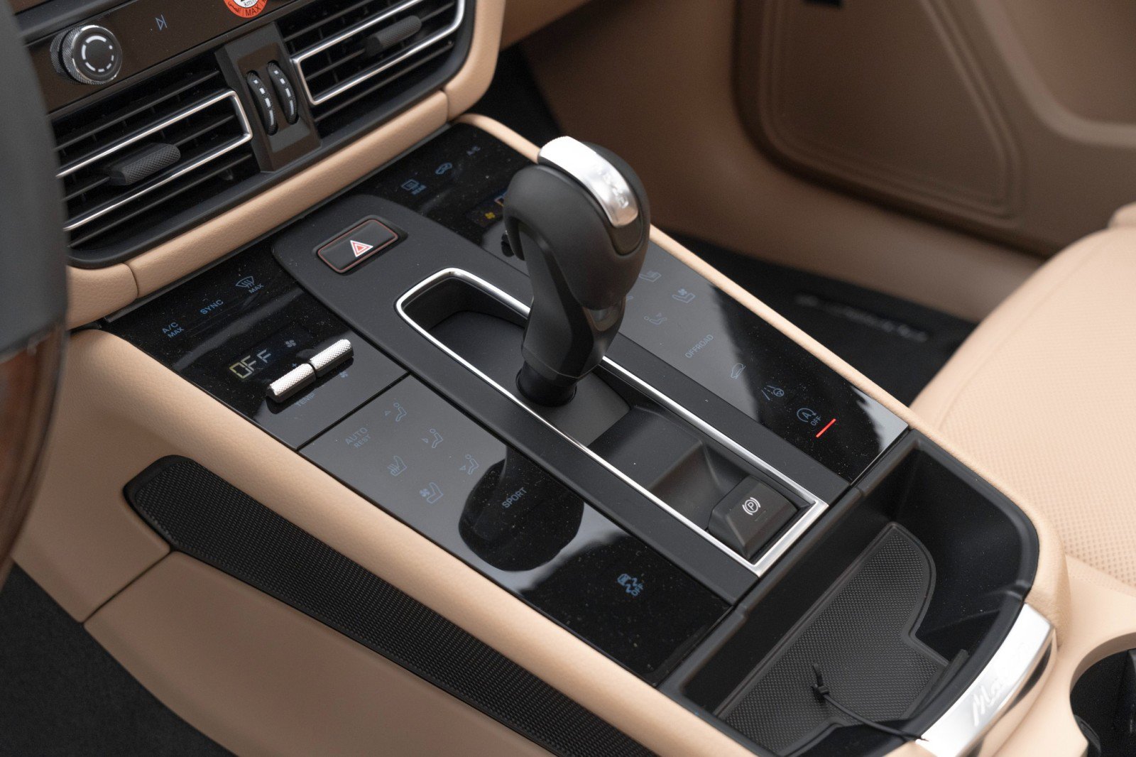 Certified 2025 Porsche Macan AWD/4WD image 22
